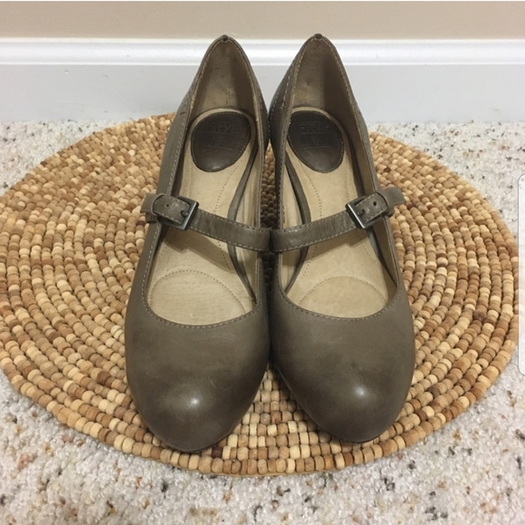 “Lois” Frye Leather Removable Strap Heels! 💥 - Picture 2 of 4